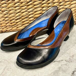 John Fluevog  Sz8.5 Arigato Black and Brown low heel slip on shoes.